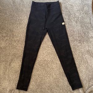 *GENTLY USED* Daily Legging (black camo)- VUORI SIZE XS